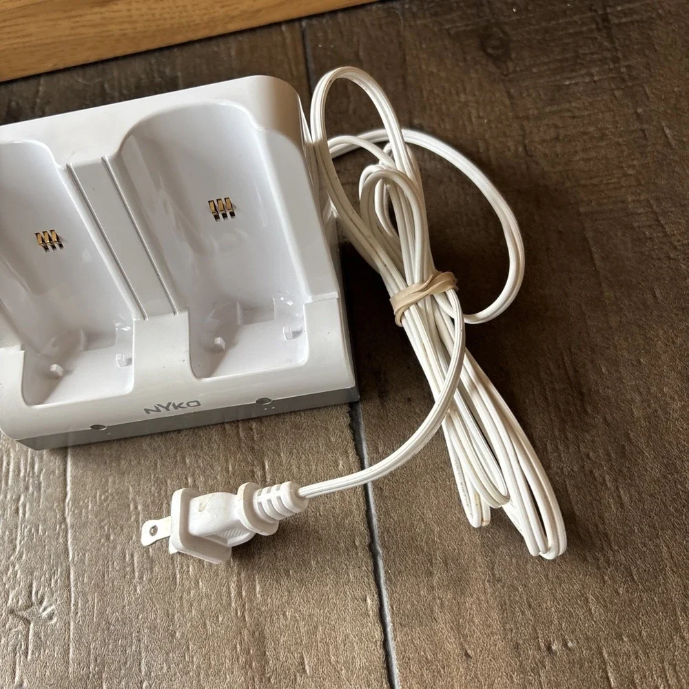 Nyko #87000-A50 Charge Station for Nintendo Wii Controllers - Tested